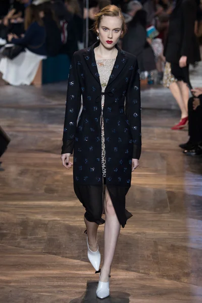 Look 16